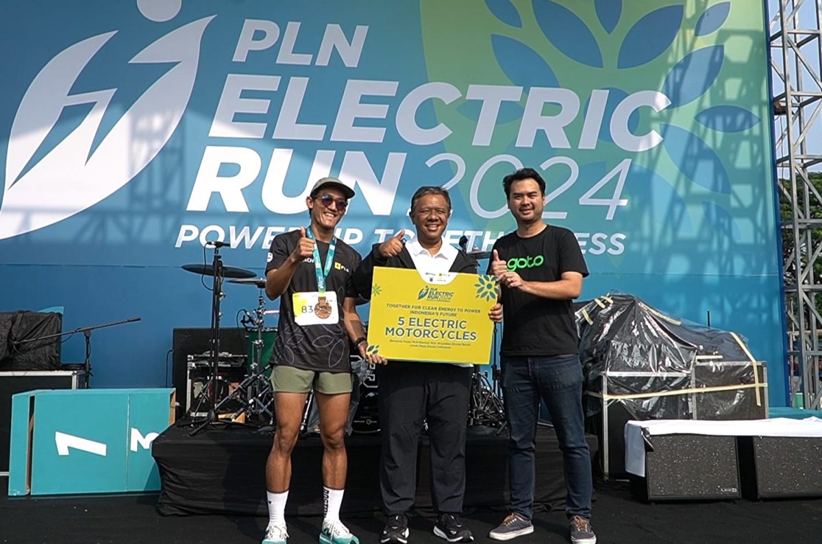 PT PLN (Persero) menyerahkan 5 unit motor listrik kepada lima pengemudi Ojek Online (Ojol) prasejahtera dalam ajang PLN Electric Run 2024 yang digelar di Scientica Park, Gading Serpong, Tangerang pada Minggu (6/10).