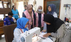 PT PLN (Persero) melalui program Srikandi Movement memberikan pelatihan dan bantuan peralatan usaha bagi kelompok perempuan rentan di seluruh Indonesia.