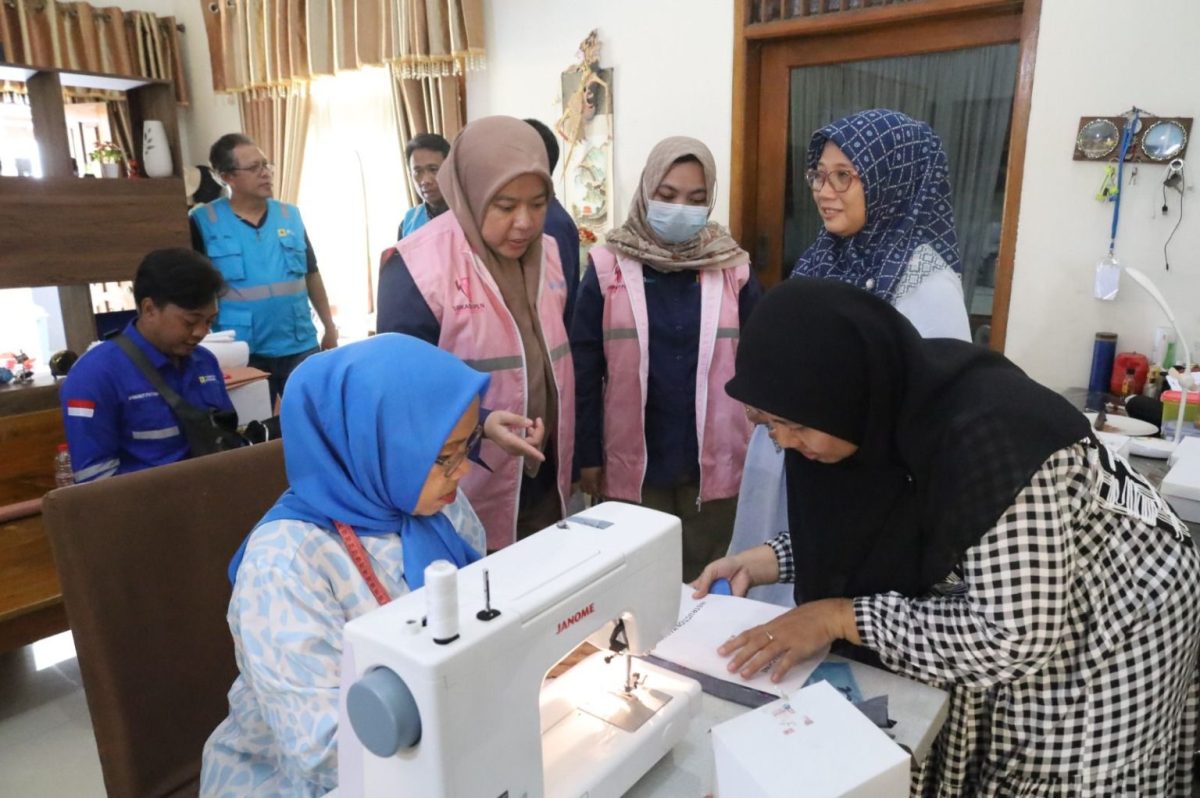 PT PLN (Persero) melalui program Srikandi Movement memberikan pelatihan dan bantuan peralatan usaha bagi kelompok perempuan rentan di seluruh Indonesia.