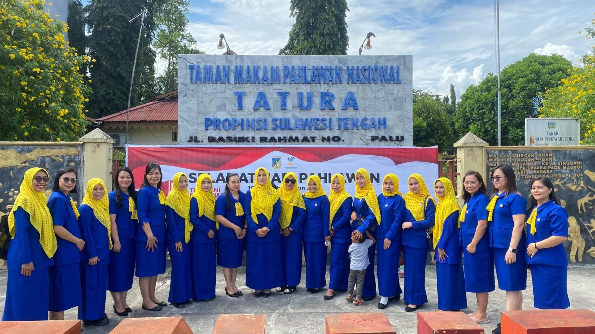 PLN Unit Pelaksana Pelayanan Pelanggan (UP3) Palu menggelar tabur bunga di Taman Makam Pahlawan Nasional Tatura pada Selasa (12/11).
