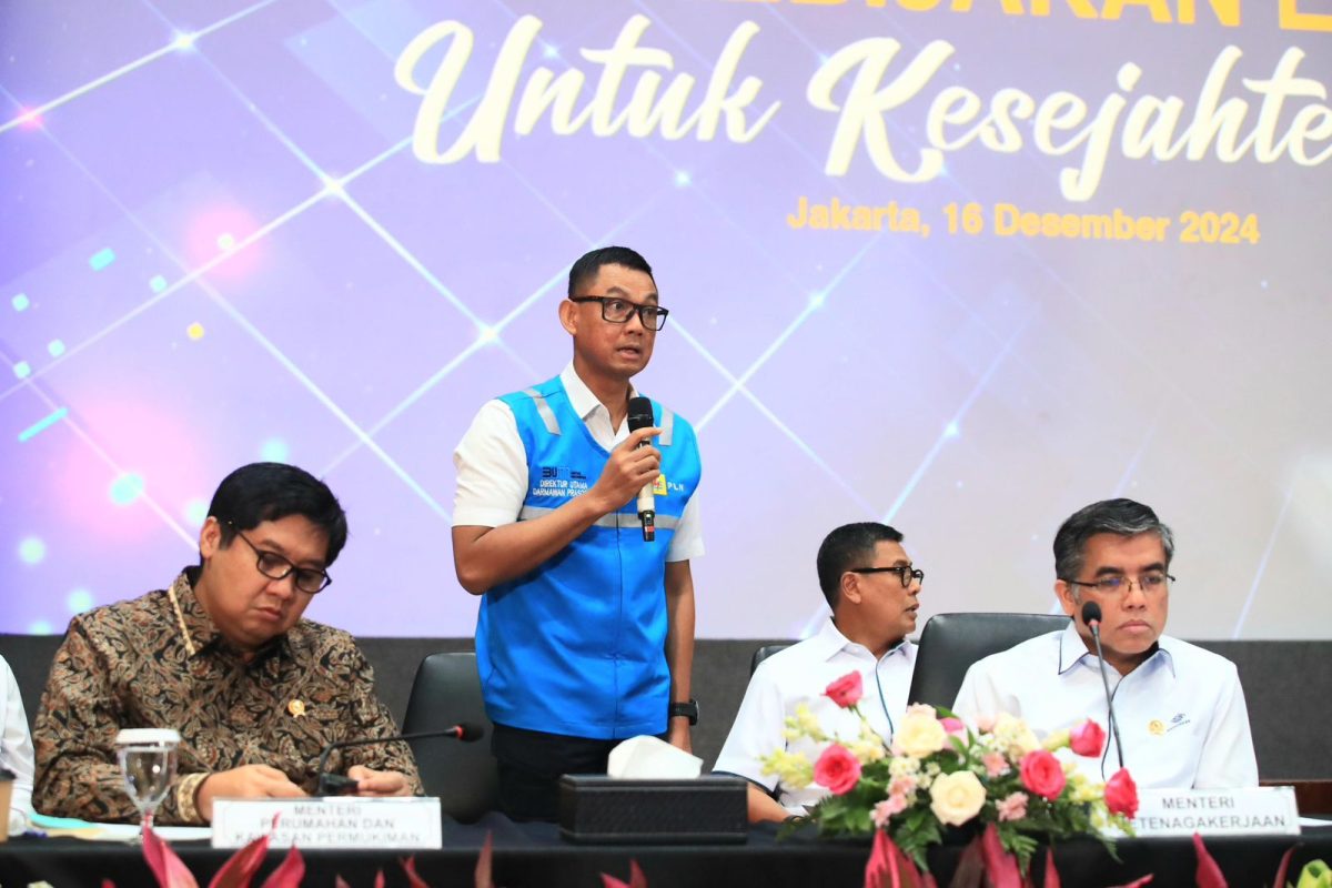 Direktur Utama PLN, Darmawan Prasodjo (kedua dari kiri) saat memaparkan terkait diskon tarif listrik 50% untuk rumah tangga dengan daya listrik 2.200 VA ke bawah pada periode Januari hingga Februari 2025 pada agenda konferensi pers bertajuk "Paket Kebijakan Ekonomi untuk Kesejahteraan" yang dilaksanakan di Kantor Kementerian Koordinator Perekonomian, Jakarta, pada 16 Desember 2024.