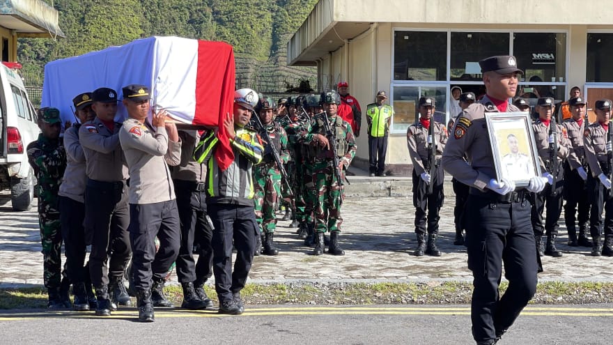 Jenazah Bripka Anumerta Ronald M Enok Diterbangkan ke Jayapura