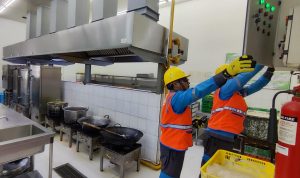 Petugas Pelayanan Teknik (Yantek) melakukan pengecekan instalasi listrik Satuan Pelayanan Pemenuhan Gizi (SPPG) atau Dapur Makan Bergizi Gratis (MBG) di Kelurahan Srondol Wetan, Kecamatan Banyumanik, Kota Semarang.