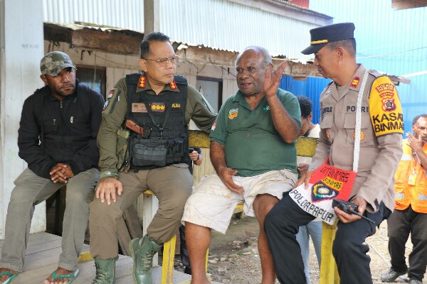 Kasatgas Humas Ops Damai Cartenz-2025, Kombes Pol Yusuf Sutejo, S.I.K., M.T., mengadakan silaturahmi dengan Ketua Dewan Adat Pegunungan Bintang, Bapak Angel Uropmabin, di Oksibil, Kabupaten Pegunungan Bintang, Provinsi Papua Pegunungan.