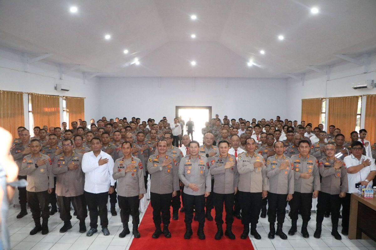 Kapolda Sulawesi Utara (Sulut) Irjen Pol Roycke Harry Langie didampingi Ketua Pengurus Daerah Bhayangkari Sulut Ny. Joan Roycke Langie, melanjutkan agenda kunjungan kerja ke Polres Minahasa, pada Senin (24/2/2025) siang.