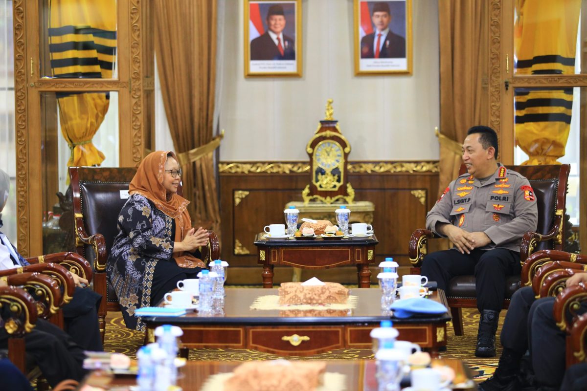 Kapolri Jenderal Pol. Listyo Sigit Prabowo bertemu dengan Ketua PBNU Alissa Wahid dalam sebuah audiensi yang membahas berbagai isu kebangsaan, termasuk keberagaman dan kekerasan di lingkungan pendidikan.