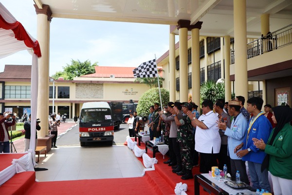 Polda Sulawesi Utara (Sulut) melaksanakan bakti sosial (Baksos) Polri Presisi bersama mahasiswa, Aliansi Badan Eksekutif Mahasiswa (BEM) dan Organisasi Kemasyarakatan Pemuda (OKP) dalam rangka menyambut bulan suci Ramadan 1446 H, Kamis (27/2/2025).