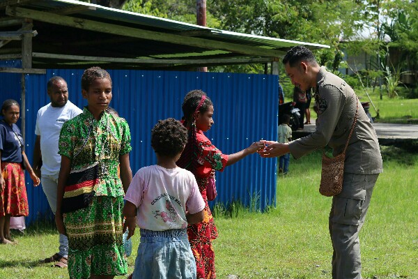 Senyum kebahagiaan terpancar di wajah anak-anak Kabupaten Yalimo saat Satuan Tugas Bantuan Operasi (Satgas Ban Ops) Damai Cartenz 2025 hadir membawa kehangatan dan kedamaian pada Minggu, 9 Februari 2025.