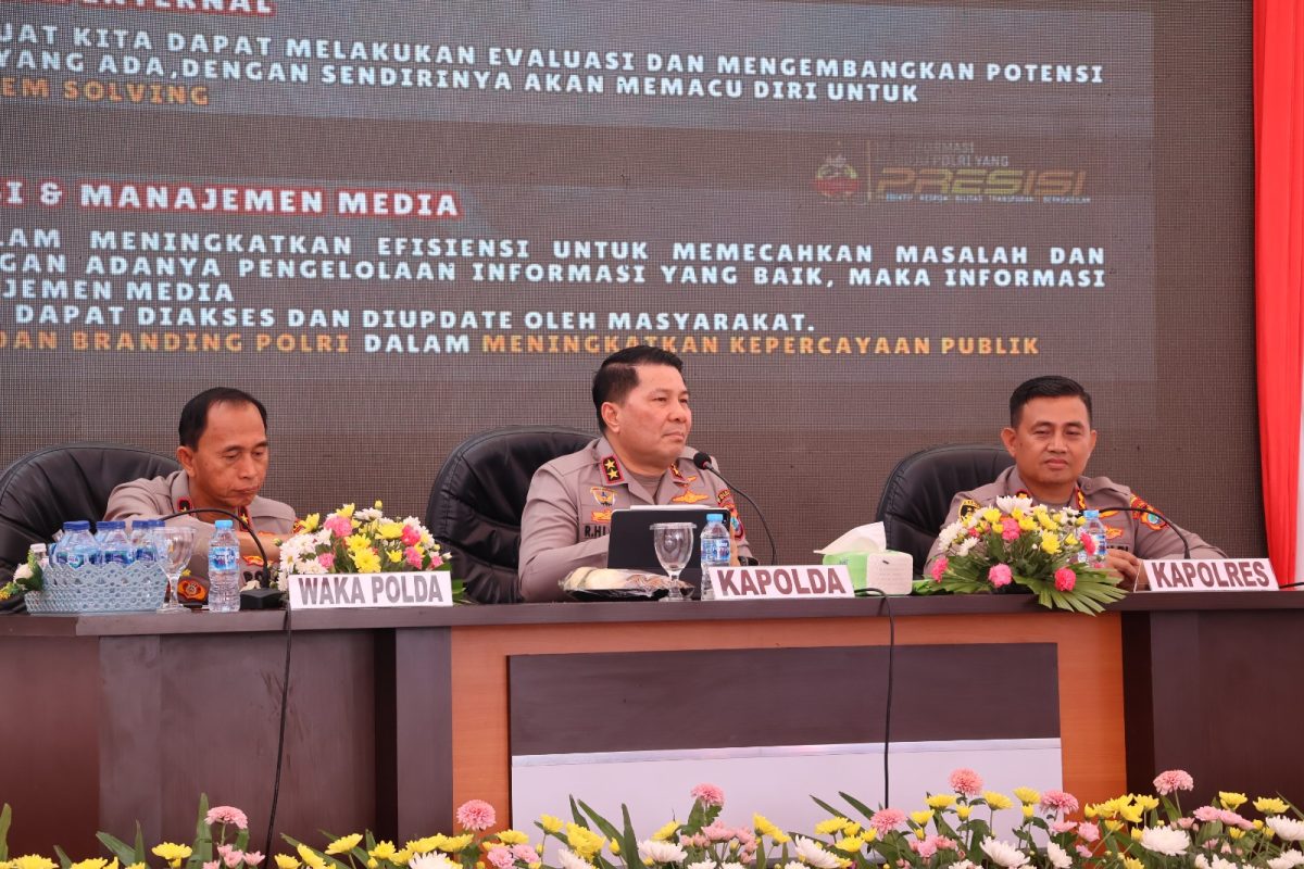 Kapolda Sulawesi Utara (Sulut) Irjen Pol Roycke Harry Langie bersama Ketua Pengurus Daerah Bhayangkari Sulut Ny. Joan Roycke Langie, melakukan kunjungan kerja ke Polres Tomohon, Senin (24/2/2025).