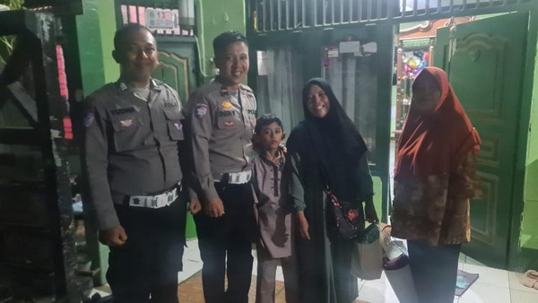 Aksi Polisi yang menemukan Siti dan anaknya lalu turun tangan membantu. Siti kebingungan saat akan mudik karena kehabisan tiket bus.