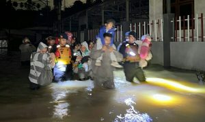 Polda Sulut 250 personel gabungan Polda Sulut dan Polresta Manado diturunkan untuk membantu melakukan evakuasi warga terdampak banjir dan tanah longsor di Kota Manado.