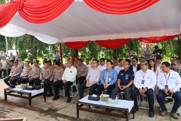 Kapolda Sulawesi Utara Irjen Pol Roycke Harry Langie didampingi Wakapolda Brigjen Pol Bahagia Dachi dan Ketua Bhayangkari Sulut Ny. Joan Roycke Langie serta sejumlah pejabat mitra Polda lainnya, melaksanakan peletakan batu pertama pembangunan Satuan Pelayanan Pemenuhan Gizi (SPPG) Polda Sulut, Senin (24/3/2025).