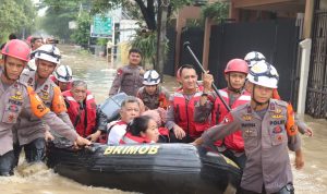 Brimob Sebar Ratusan Anggota ke Titik Banjir Jabodetabek, Evakuasi Anak-Lansia