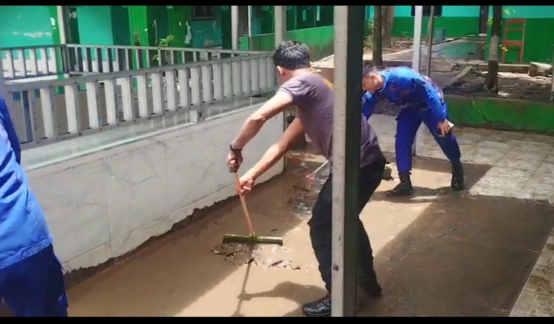 Ditpolairud Polda Sulut bersihkan lokasi terdampak banjir di Bailang Manado Pascabanjir yang melanda beberapa wilayah di Kota Manado pada Jumat-Sabtu, 21-22 Maret 2025.