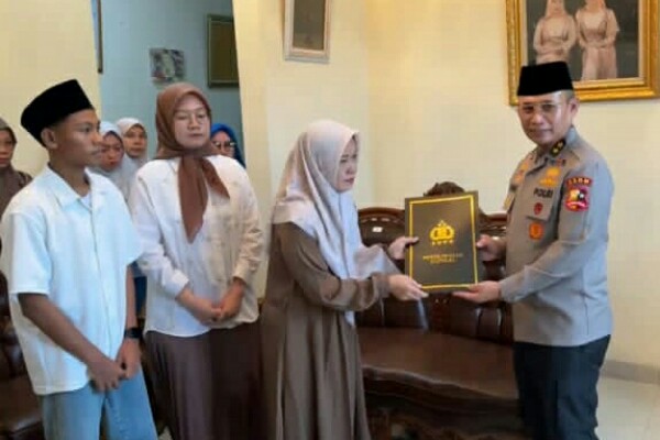 Kapolri Jenderal Listyo Sigit Prabowo memberikan penghargaan Rekpro Bintara kepada Daffa, sepupu dari almarhum Briptu Anumerta M Ghalib Surya Ganta.