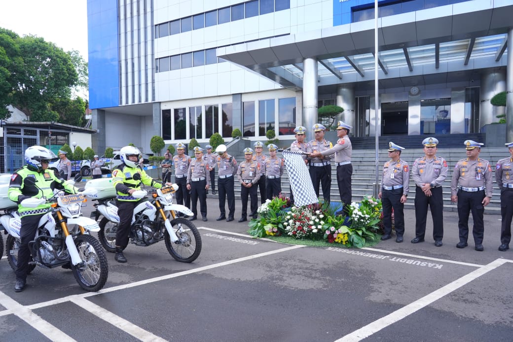 Kakorlantas Polri Irjen Pol Drs. Agus Suryonugroho S.H, M.Hum melepas tim Perwira Pengamat Wilayah (Pamatwil) Operasi Ketupat 2025 dalam mengamankan arus mudik dan balik Lebaran.