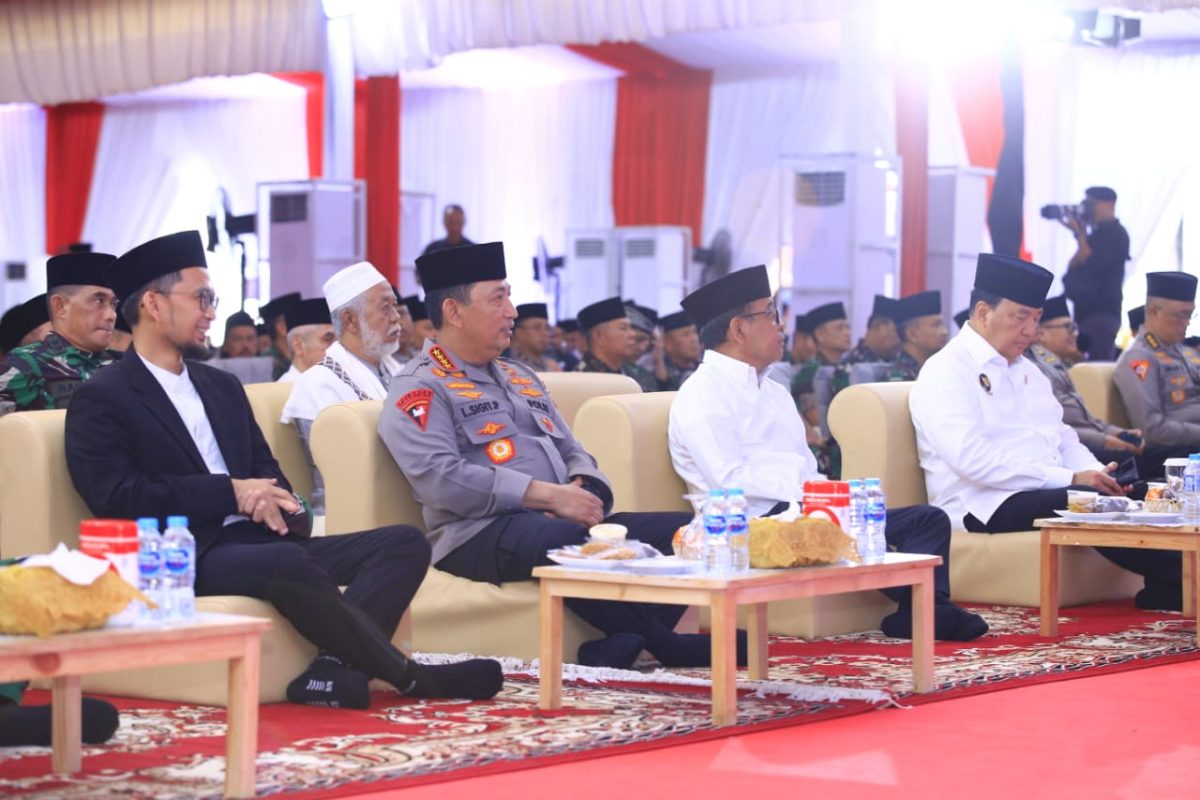 Kapolri Jenderal Polisi Drs. Listyo Sigit Prabowo menggelar acara buka puasa bersama jajaran kementerian dan TNI di Lapangan Bhayangkara, Mabes Polri, Jakarta, pada Senin (17/3/2025).
