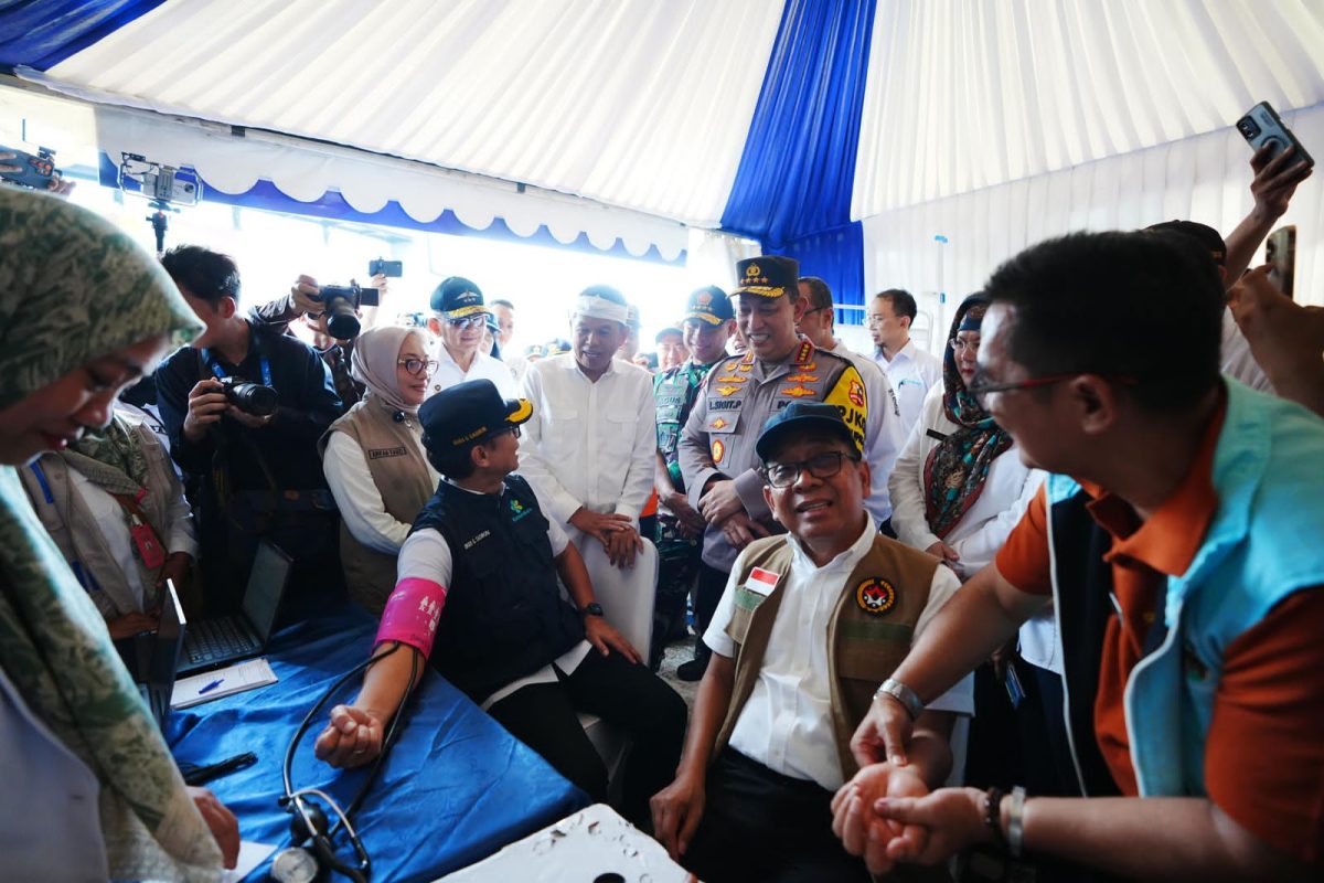 Kapolri Jenderal Listyo Sigit Prabowo meninjau langsung Rest Area KM 57 dalam rangka memastikan kesiapan arus mudik lebaran 2025