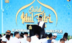 Wakapolri Komjen Pol. Ahmad Dofiri beserta sejumlah pejabat utama (PJU) Mabes Polri melaksanakan salat Idulfitri 1446 Hijriah di Lapangan Bhayangkara, Jakarta Selatan.