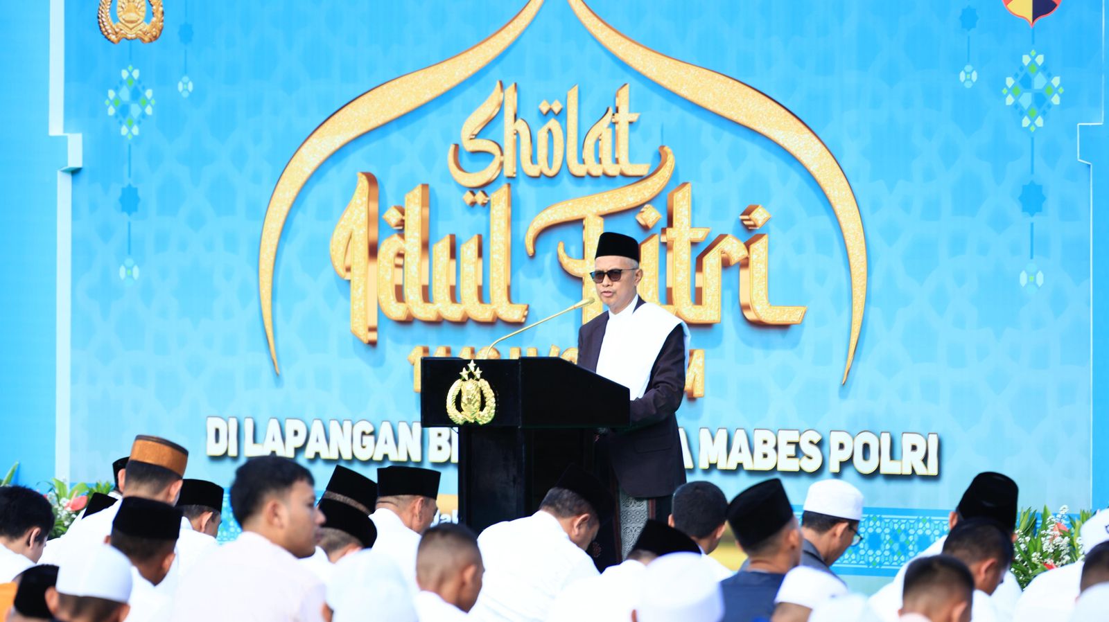 Wakapolri Komjen Pol. Ahmad Dofiri beserta sejumlah pejabat utama (PJU) Mabes Polri melaksanakan salat Idulfitri 1446 Hijriah di Lapangan Bhayangkara, Jakarta Selatan.