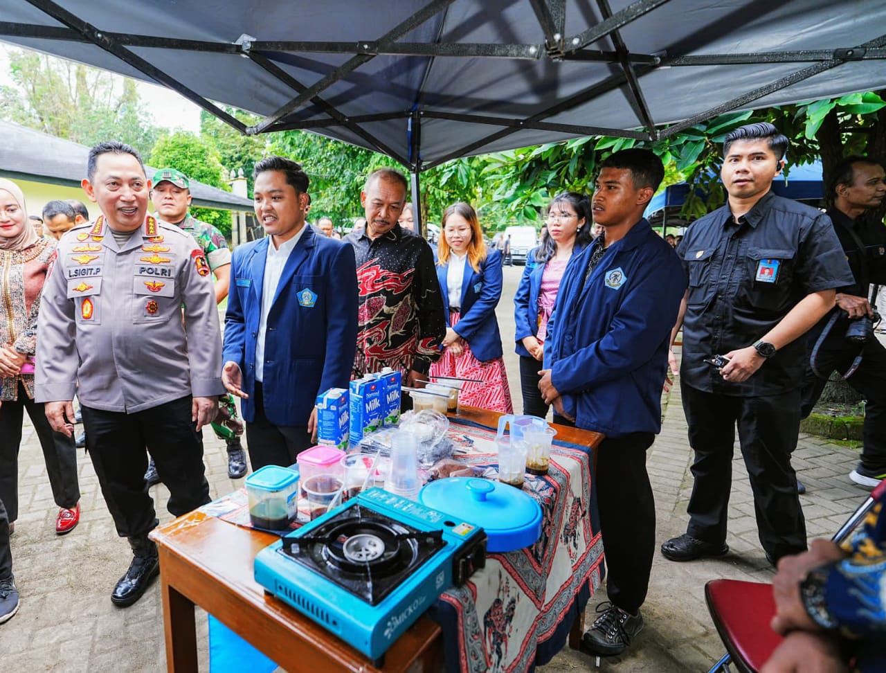 Kapolri Jenderal Listyo Sigit Prabowo menghadiri kegiatan pembukaan pekan orientasi Himpunan Mahasiswa Buddhis Indonesia (Hikmahbudhi) ke-12 di Yogyakarta, pada Jumat (18/4).