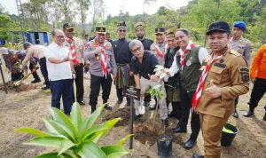 Rocky Gerung Rocky Gerung Filsuf sekaligus pendiri Tumbuh Institute,turut hadir dalam kegiatan penanaman pohon di Jambore Karhutla 2025 di Taman Hutan Raya (Tahura) Sultan Syarif Hasyim, Kecamatan Minas Jaya, Kabupaten Siak, Riau, Jumat (25/4/2025).