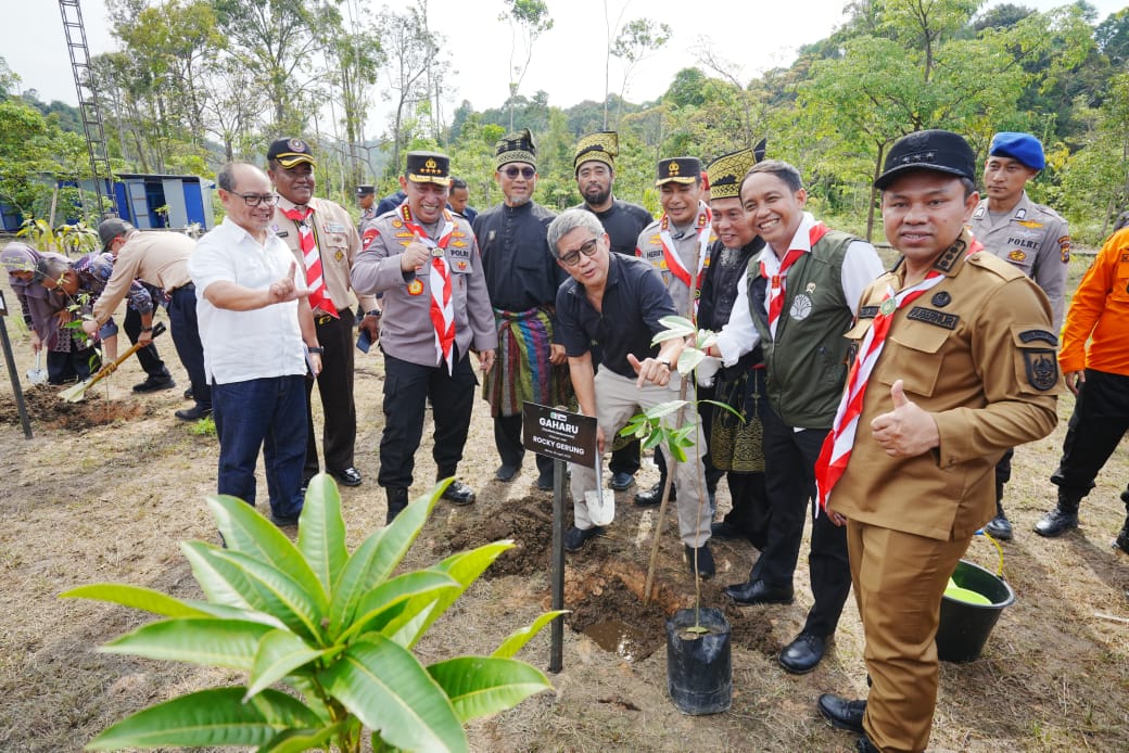 Rocky Gerung Filsuf sekaligus pendiri Tumbuh Institute,turut hadir dalam kegiatan penanaman pohon di Jambore Karhutla 2025 di Taman Hutan Raya (Tahura) Sultan Syarif Hasyim, Kecamatan Minas Jaya, Kabupaten Siak, Riau, Jumat (25/4/2025).