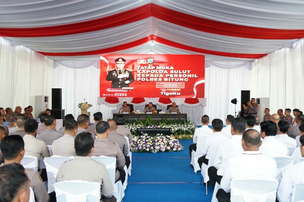 Kapolda Sulawesi Utara Irjen Pol Roycke Harry Langie mengingatkan personel Polri agar bekerja dengan performance terbaik untuk memberikan pelayanan kepada masyarakat.