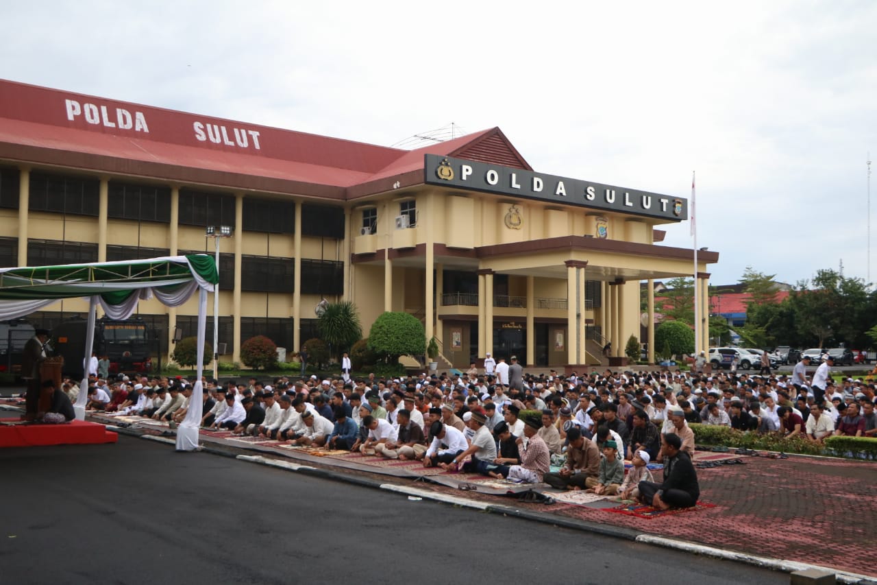 Salat Idulfitri 1446 Hijriah di Polda Sulut berlangsung khusyuk di lapangan upacara Mako Polda Sulawesi Utara (Sulut) menjadi salah satu lokasi pelaksanaan salat Idulfitri 1 Syawal 1446 Hijriah di Kota Manado, Senin (31/3/2025) pagi.