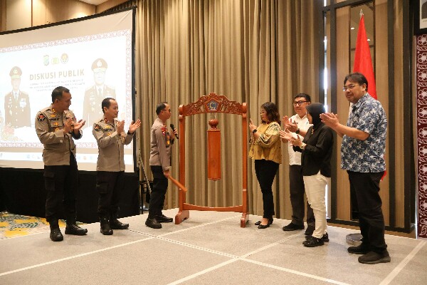 DivHumas Polri menggelar diskusi publik tentang Keterbukaan Informasi Publik (KIP) di wilayah hukum Polda Sulawesi Utara.