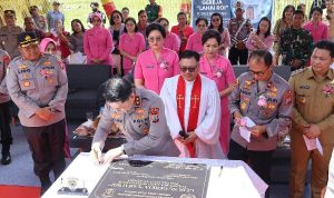 Irjen Pol Roycke Harry Langie Kapolda Sulawesi Utara Irjen Pol Roycke Harry Langie meresmikan Gedung Gereja Lahai Roi, yang terletak di halaman Mako Polres Bolaang Mongondow (Bolmong), Selasa (29/4/2025) siang.