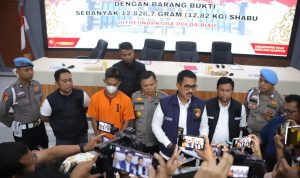 Polda Riau mengelar konferensi pers pengungkapan kasus narkotika jenis sabu jaringan perdagangan narkoba internasional yang melibatkan pengendali dari Malaysia, Senin (28/4/2025).
