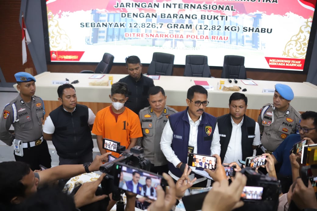 Polda Riau mengelar konferensi pers pengungkapan kasus narkotika jenis sabu jaringan perdagangan narkoba internasional yang melibatkan pengendali dari Malaysia, Senin (28/4/2025).