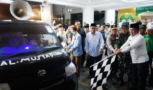 Irjen Pol Roycke Harry Langie Kapolda Sulawesi Utara (Sulut) Irjen Pol Roycke Harry Langie, menghadiri pelepasan peserta pawai malam Takbiran menyambut Idulfitri 1 Syawal 1446 Hijriah, di halaman Kantor Gubernur Sulut, Jalan 17 Agustus Kota Manado, pada Minggu (30/3/2025).