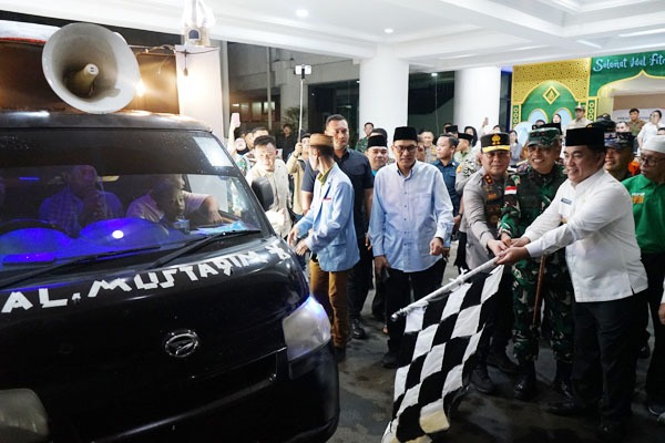 Kapolda Sulawesi Utara (Sulut) Irjen Pol Roycke Harry Langie, menghadiri pelepasan peserta pawai malam Takbiran menyambut Idulfitri 1 Syawal 1446 Hijriah, di halaman Kantor Gubernur Sulut, Jalan 17 Agustus Kota Manado, pada Minggu (30/3/2025).