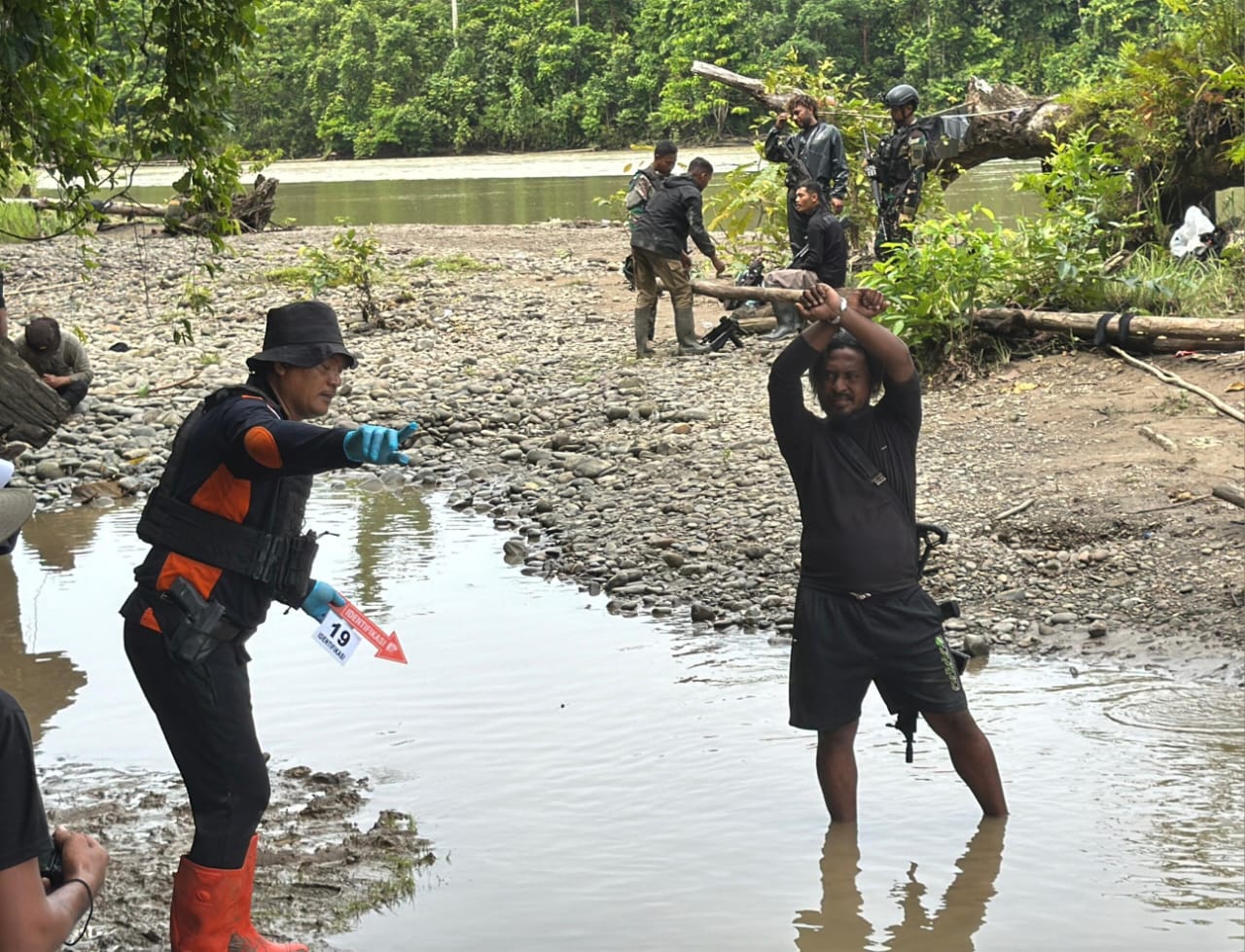 Tim Pusat Identifikasi (Pusident) Bareskrim Polri melaksanakan serangkaian kegiatan olah Tempat Kejadian Perkara (TKP) dan rekonstruksi di lokasi hilangnya Iptu Tomi S Marbun, di wilayah operasi AB Moskona 2025, Papua Barat.