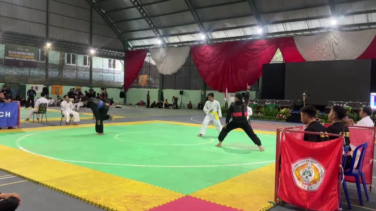 Personel  Polres Lamongan, Bripda Sholeh Maulana meraih medali emas di Kejuaraan Terbuka Pencak Silat Pangdivif 2 Cup 2025 TNI/Polri dan Umum.