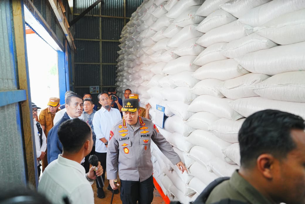 Kapolri Jenderal Listyo Sigit Prabowo dan Mentan Amran Sulaiman meninjau Gudang Bulog Cabang Bone di Tanete Riattang, Sulawesi Selatan (Sulsel), Jumat (16/5/2025).