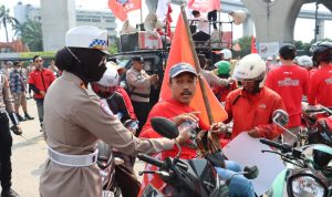 Aksi Humanis Polwan ditunjukkan Kepolisian saat mengamankan perayaan hari buruh (May Day)