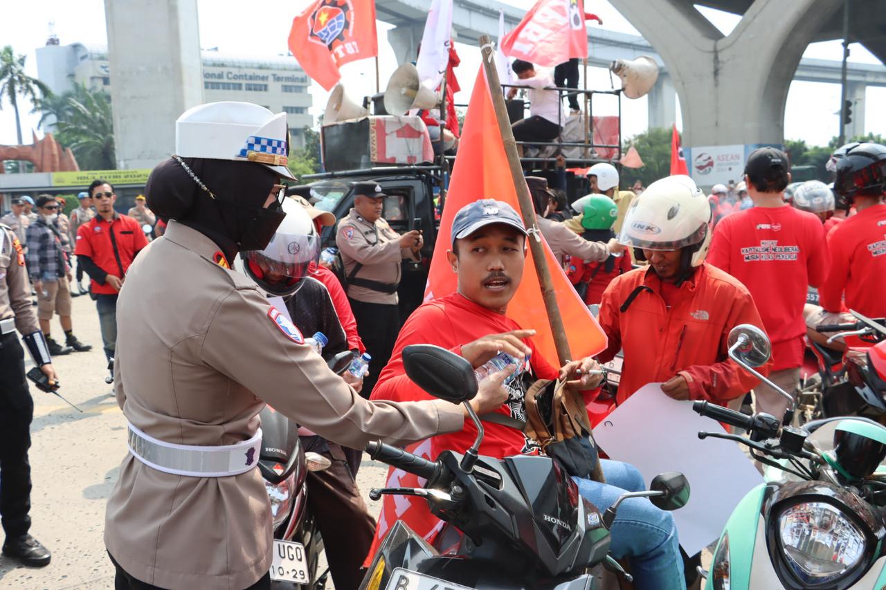 Aksi Humanis Polwan ditunjukkan Kepolisian saat mengamankan perayaan hari buruh (May Day)