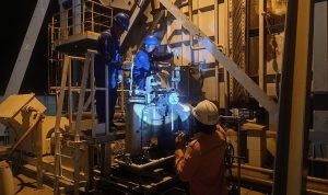 Petugas PLN Bali saat melakukan perbaikan sistem kelistrikan pada Jumat (2/5) malam, memastikan gangguan dapat dipulihkan secepatnya.