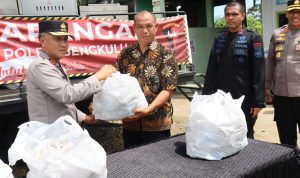 Kapolda Bengkulu Irjen Pol Mardiyono, S.IK., M.Si., hari ini (24/05/25) secara langsung melakukan pemantauan dan juga membagikan makanan kepada warga terdampak gempa 6,3 SR.