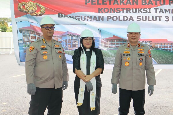 Kapolda Sulawesi Utara Irjen Pol Roycke Harry Langie melaksanakan peletakan batu pertama pembangunan konstruksi tambahan bangunan Polda Sulut 3 lantai, Jumat (23/5/2025).
