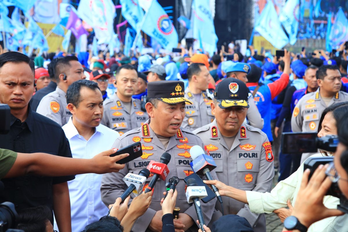 Kapolri Jenderal Listyo Sigit Prabowo memastikan kegiatan Hari Buruh atau May Day Fiesta di Monas, Jakarta Pusat, bakal berjalan dengan aman dan nyaman.
