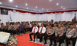 Kapolda saat kunjungan kerjanya ke Polres Minahasa Tenggara, Rabu (30/4/2025), didampingi Wakapolda Brigjen Pol Bahagia Dachi, Ketua Bhayangkari Sulut Ny. Joan Roycke Langie dan para PJU Polda.