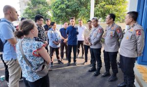 Perwakilan organisasi nirlaba Rockefeller Foundation dan Asian Development Bank mengunjungi dapur Satuan Pelayanan Pemenuhan Gizi (SPPG)