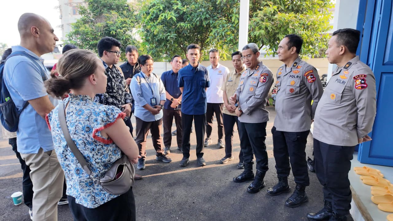 Perwakilan organisasi nirlaba Rockefeller Foundation dan Asian Development Bank mengunjungi dapur Satuan Pelayanan Pemenuhan Gizi (SPPG)