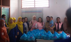 Peringati Hari Kartini sekaligus menumbuhkan semangat kepedulian sosial, Persatuan Istri Karyawan Karyawati (PIKK) PLN UP3 Tolitoli bersama Srikandi PLN UP3 Tolitoli menggelar kegiatan berbagi makanan bergizi gratis kepada ibu dan anak yang sedang melakukan imunisasi di Posyandu Kelurahan Panasakan, Kabupaten Tolitoli, Jumat (25/04).