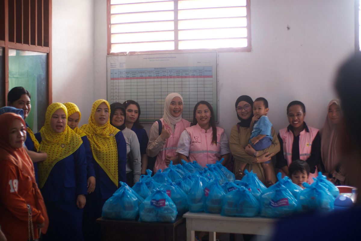 Peringati Hari Kartini sekaligus menumbuhkan semangat kepedulian sosial, Persatuan Istri Karyawan Karyawati (PIKK) PLN UP3 Tolitoli bersama Srikandi PLN UP3 Tolitoli menggelar kegiatan berbagi makanan bergizi gratis kepada ibu dan anak yang sedang melakukan imunisasi di Posyandu Kelurahan Panasakan, Kabupaten Tolitoli, Jumat (25/04).