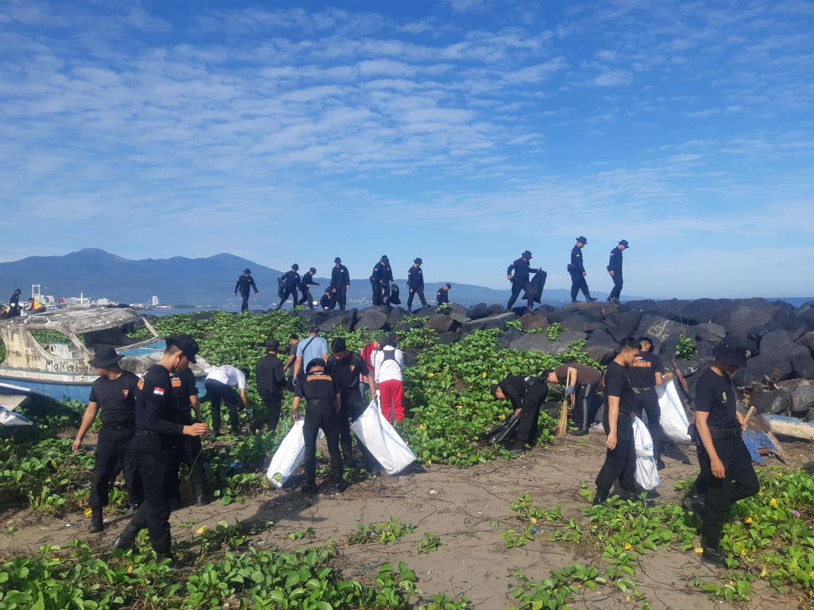 Polda Sulawesi Utara (Sulut) dan jajaran turut berpartisipasi dalam Apel Bersama dan Aksi Bersih Sampah Plastik pada peringatan Hari Lingkungan Hidup Sedunia 2025, yang bertemakan "Hentikan Polusi Plastik", Kamis (5/6).